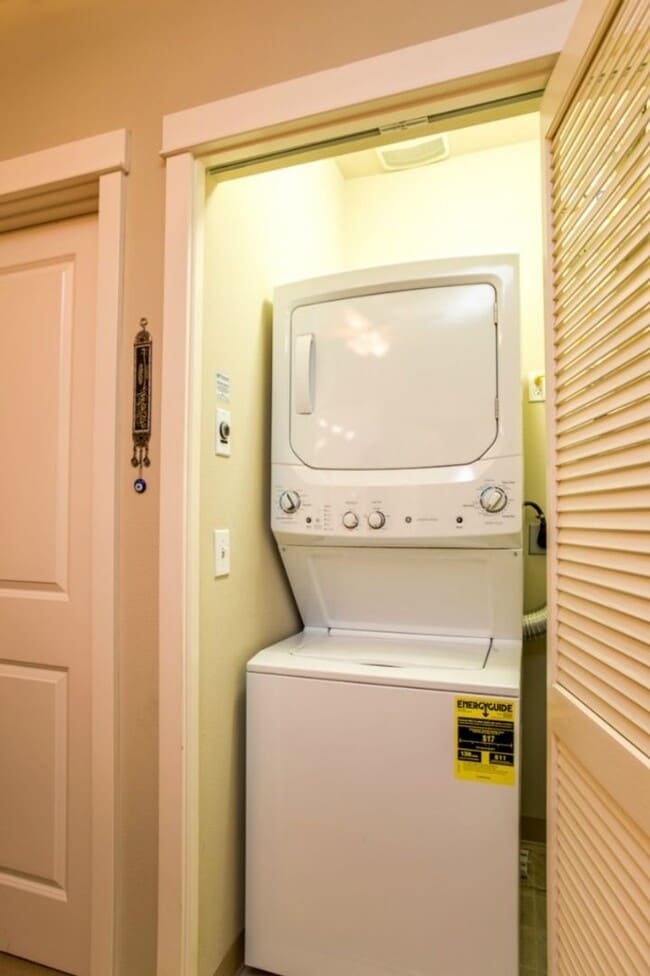 Building Photo - Bainbridge Island Condo