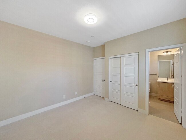 Building Photo - Stunning 3B/3.5BA Townhouse in Mission Val...