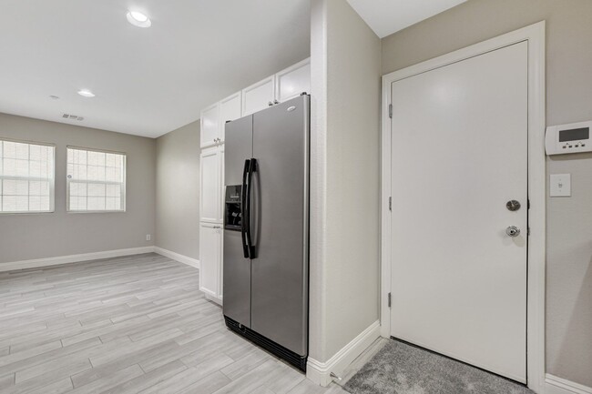 Building Photo - Beautiful 2 Story, 3 Bedroom Home Northwest!