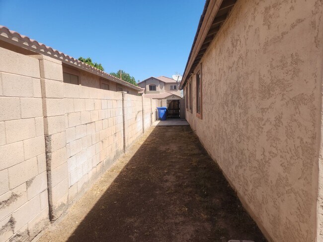 Building Photo - Immaculate Golf Community Home
