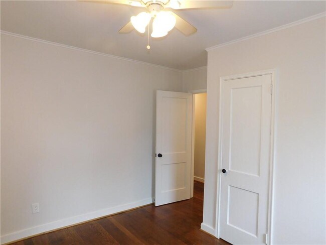 Building Photo - 219 Parkview Dr SE