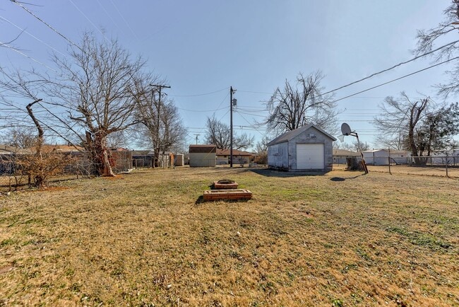 Building Photo - 2144 Pearson Dr