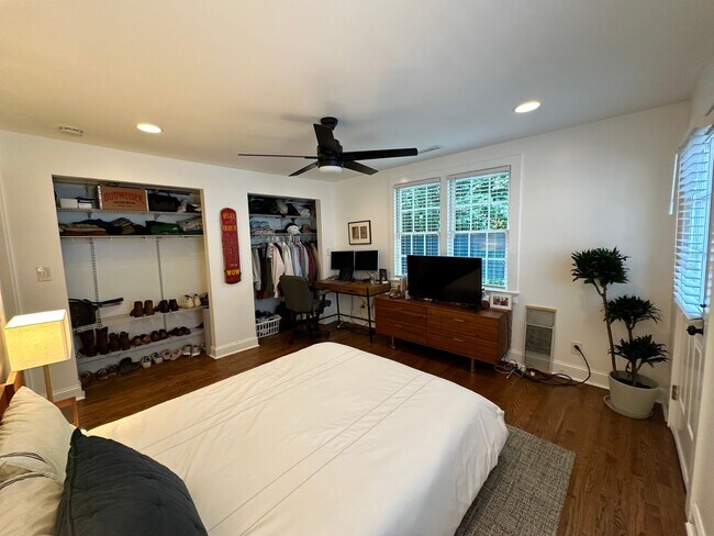 Building Photo - Charming Updated Three Bedroom Home Downtown