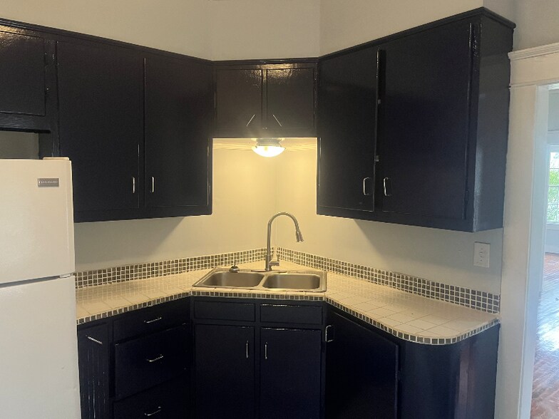 Building Photo - 725 E Burton St