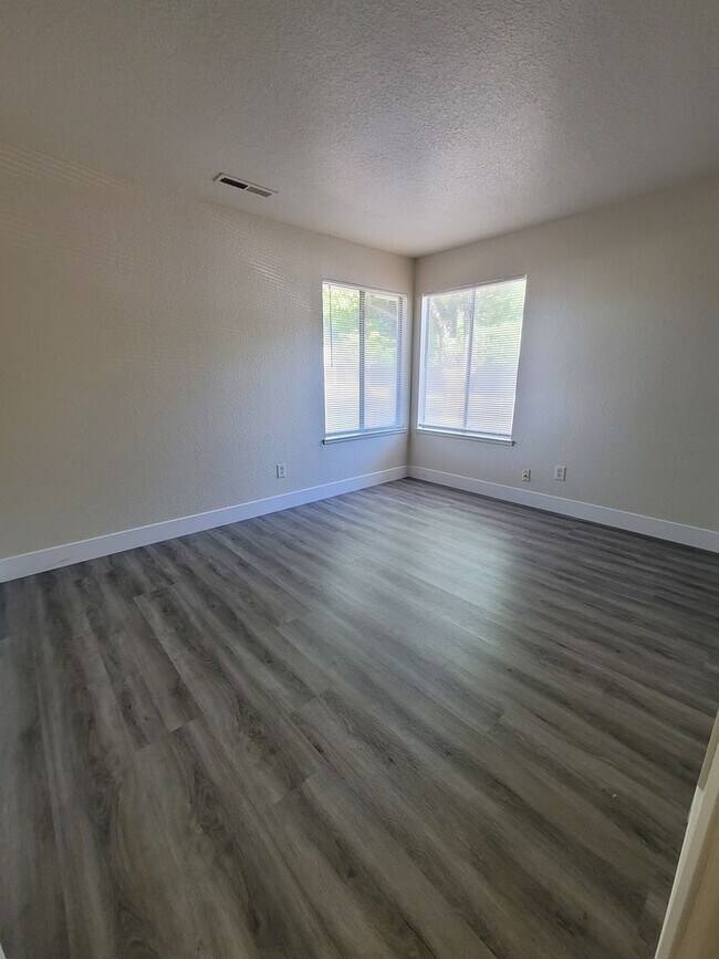 Building Photo - FER130