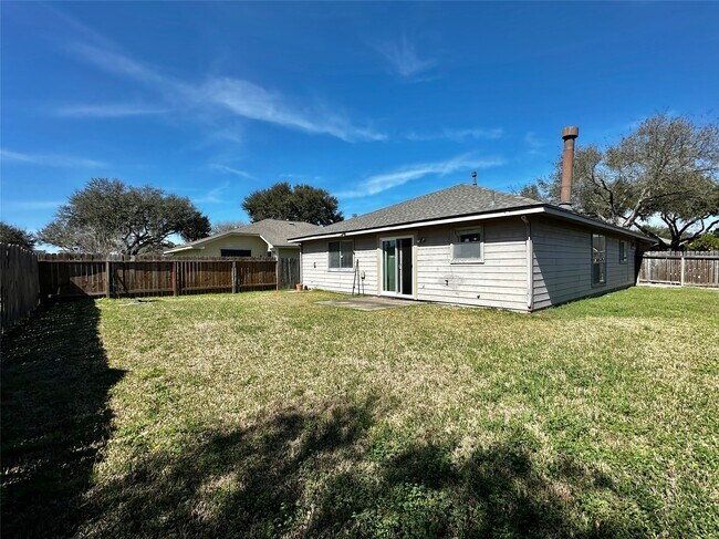 Building Photo - 15503 Town Green Dr