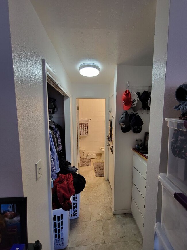 Building Photo - Studio Apartment - Available August 18th