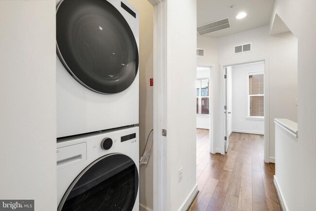 Building Photo - 16560 Crabbs Branch Way