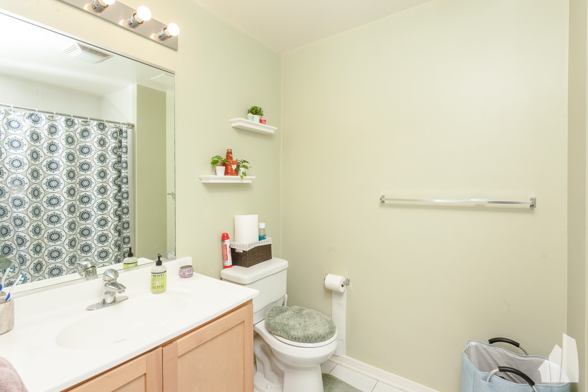 Building Photo - 1 E 8th St