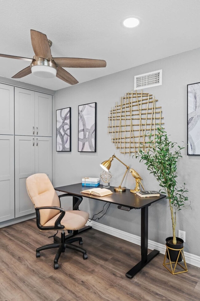 Building Photo - 10983 Parkdale Ave