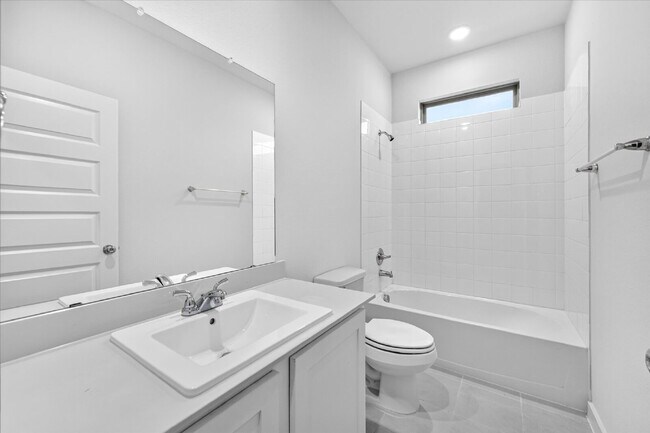 Building Photo - Spacious 5-Bedroom, 4-Bath Home with Washer, Dryer & Refrigerator