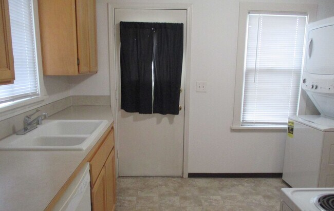 Building Photo - **PENDING APP**$200 Move In Special**Cute 2 Bed 1 Bath Cottage like Home in Buckley