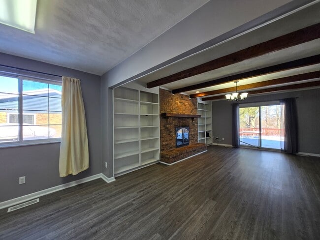 Building Photo - Spacious 5-Bedroom Family Home