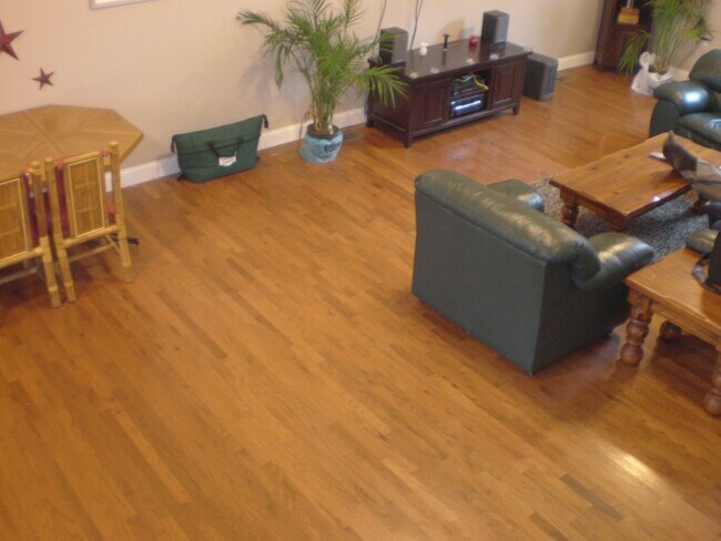 Building Photo - College Rental - South Side