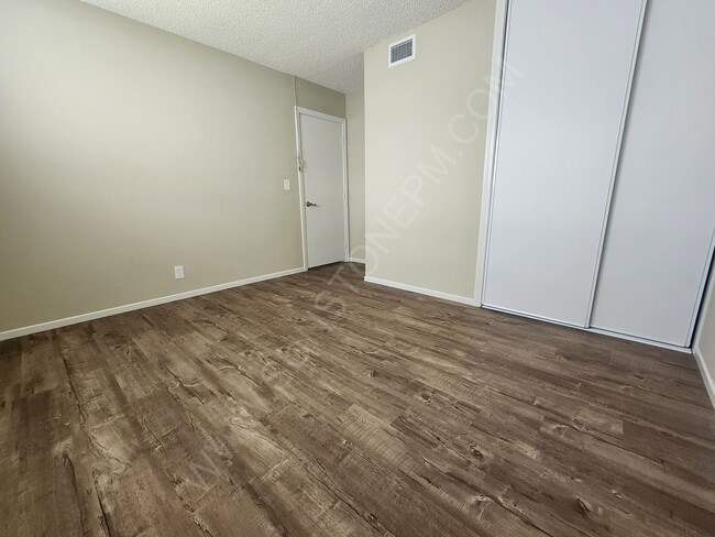 Building Photo - 3 bedroom, 2 bathroom