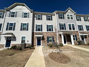 Building Photo - Spacious 3-Bedroom Townhome in a Prime Location