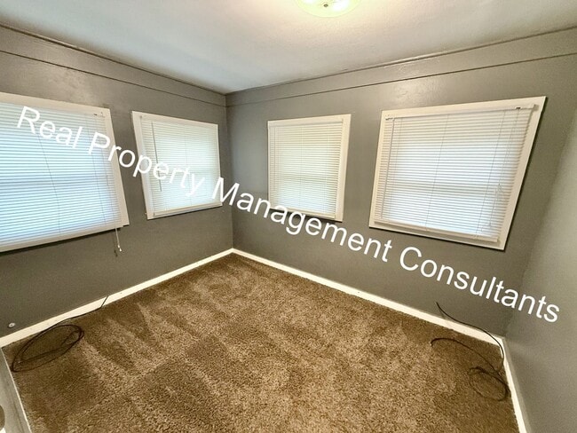 Building Photo - 3 Bedroom with Spacious Backyard