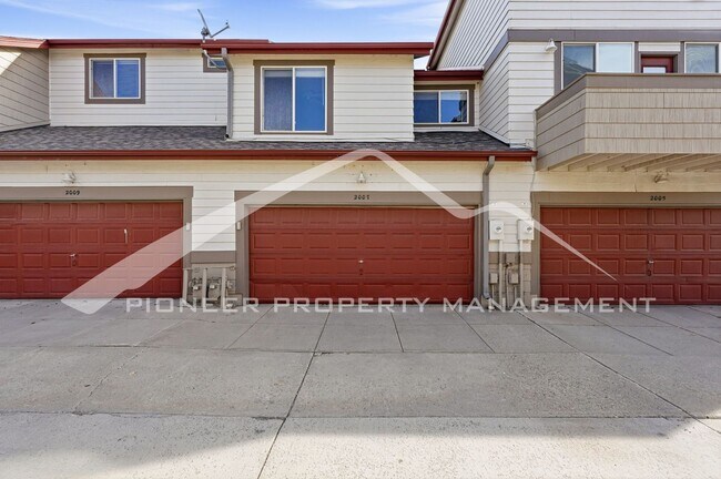 Building Photo - Spacious Townhouse with Central AC and Was...
