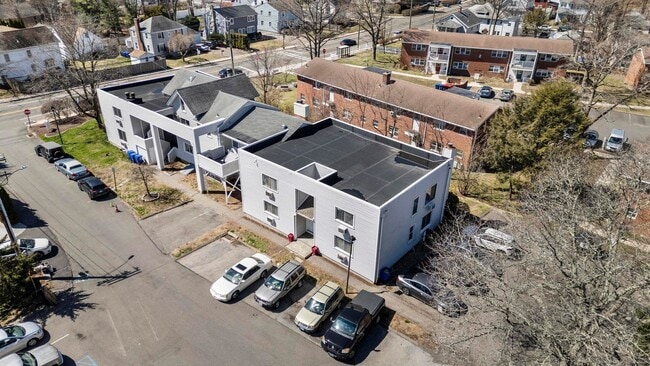 Building Photo - Newly Renovated 1 Bedroom Apartment