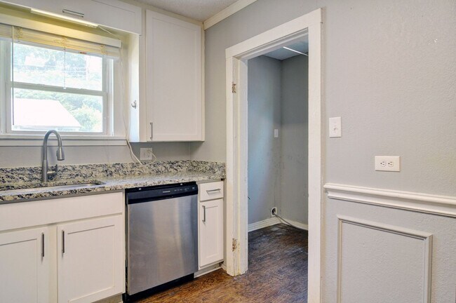 Building Photo - 2 Bedroom Bungalow