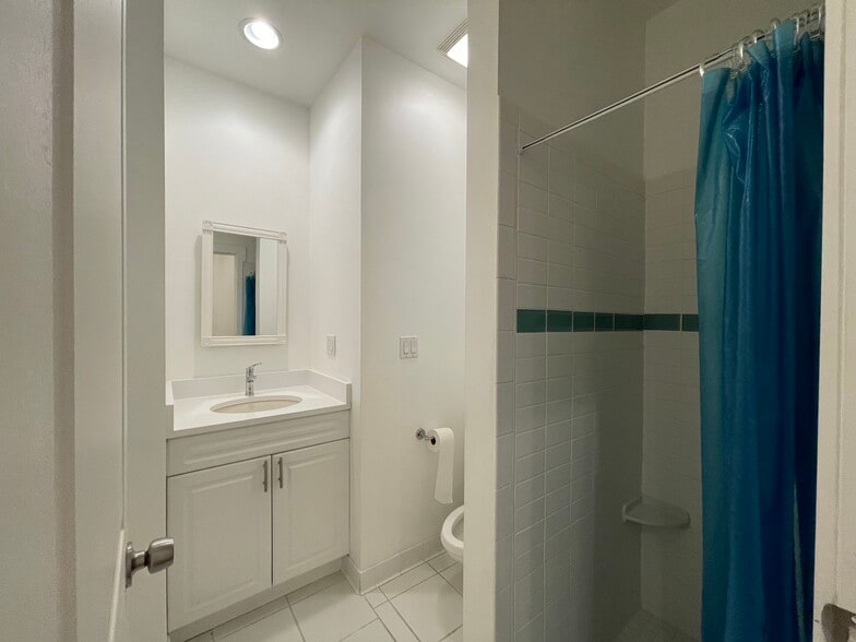 Building Photo - 3112 N California Ave