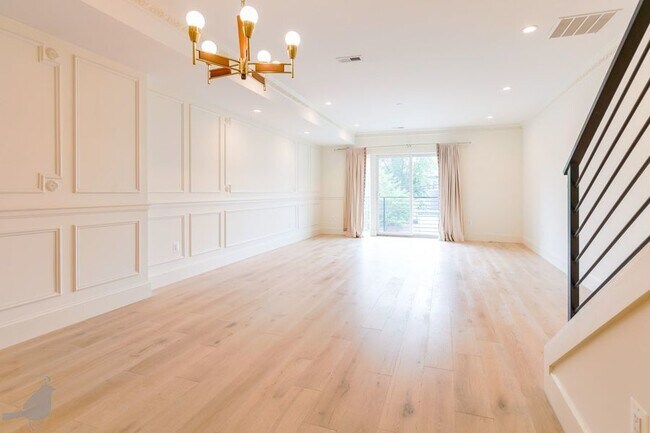 Building Photo - Modern 4 Bedroom Penthouse in Nest to Unio...