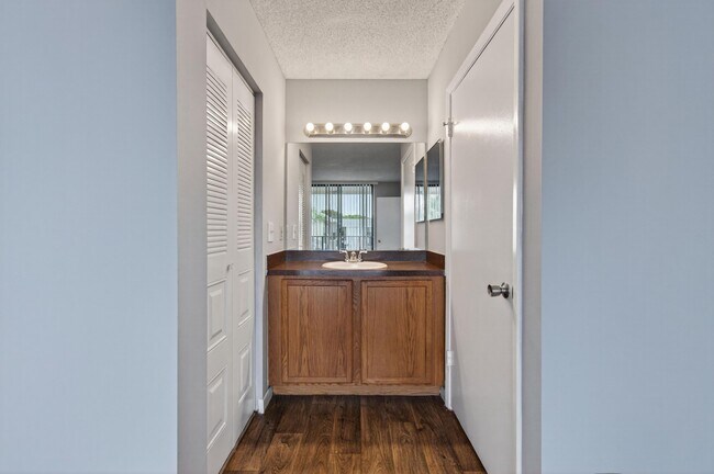 Building Photo - 728 Executive Center Dr