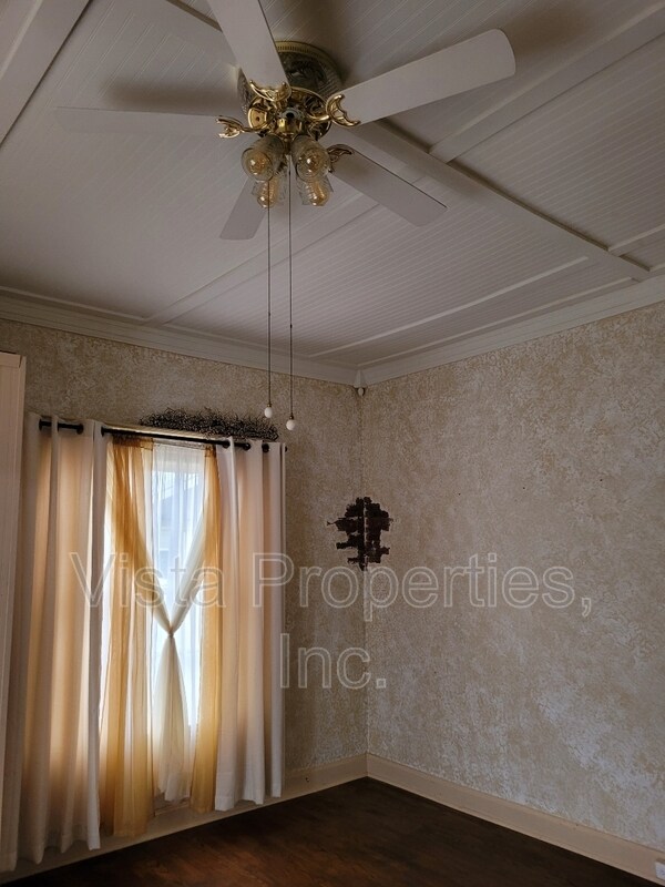 Building Photo - 1121 Elm St
