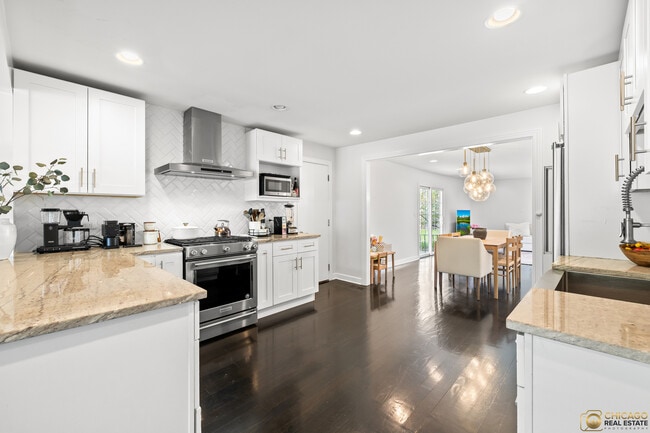 Building Photo - 204 E Dickens Ave