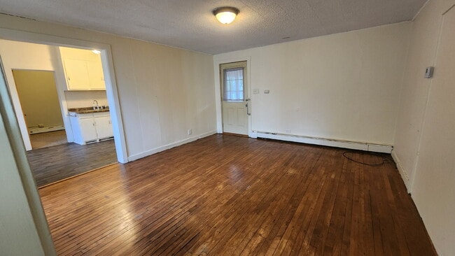 Building Photo - 2 Bedroom, 1 Bathroom with Laundry & Off Street Parking - Available August 1st!