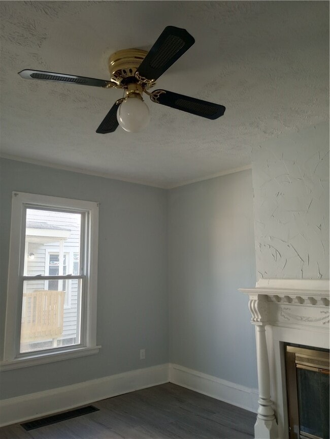 Building Photo - 410 Linden Pl