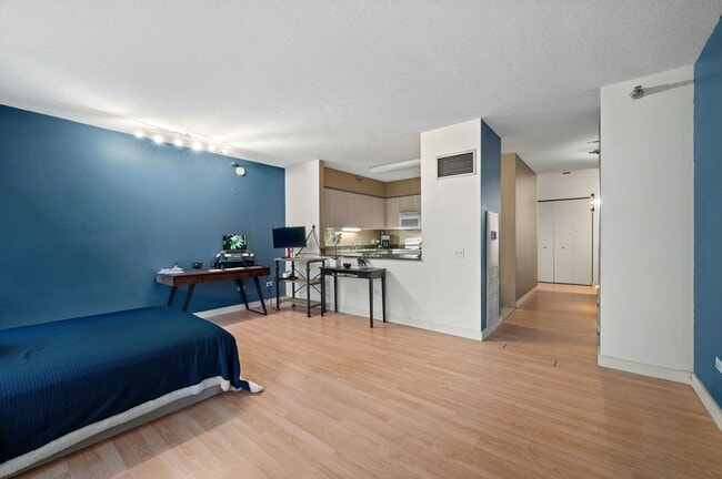 Building Photo - 512 N McClurg Ct