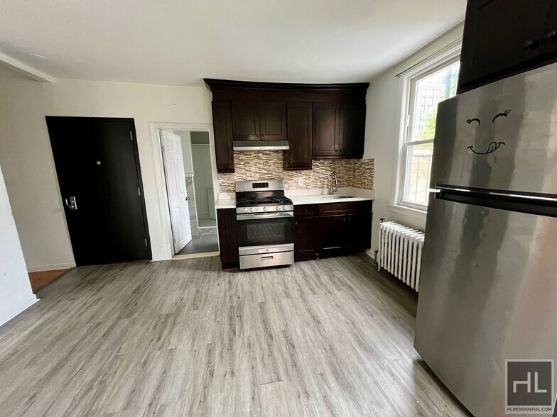 Building Photo - 3BR 1BA w/ On Site Laundry & In Fully Gut ...