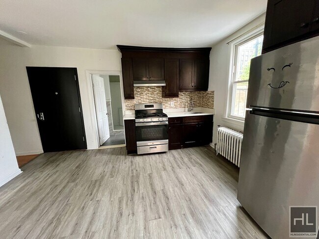 Building Photo - 3BR 1BA w/ On Site Laundry & In Fully Gut ...