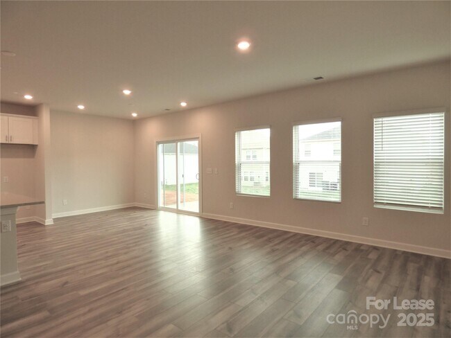 Building Photo - 1057 Red Apple St