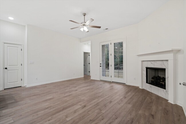 Building Photo - 300 Maple St