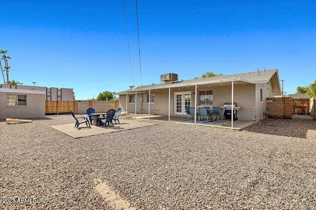 Building Photo - 945 E Lilac Dr