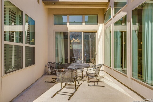 Building Photo - GORGEOUS 3-BEDROOM, 3-BATHROOM SINGLE STOR...