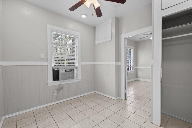 Building Photo - Cozy 1-bedroom 1-batn duplex on Galveston Island