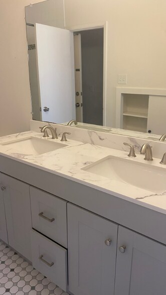 Building Photo - 6250 Holabird St