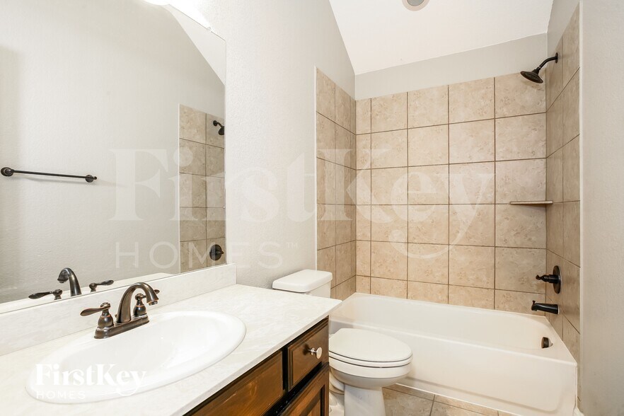 Building Photo - 1108 Colonial Dr