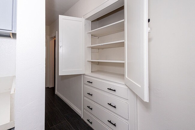 Building Photo - Bright and airy 2-bedroom 2-bath in Mid- City