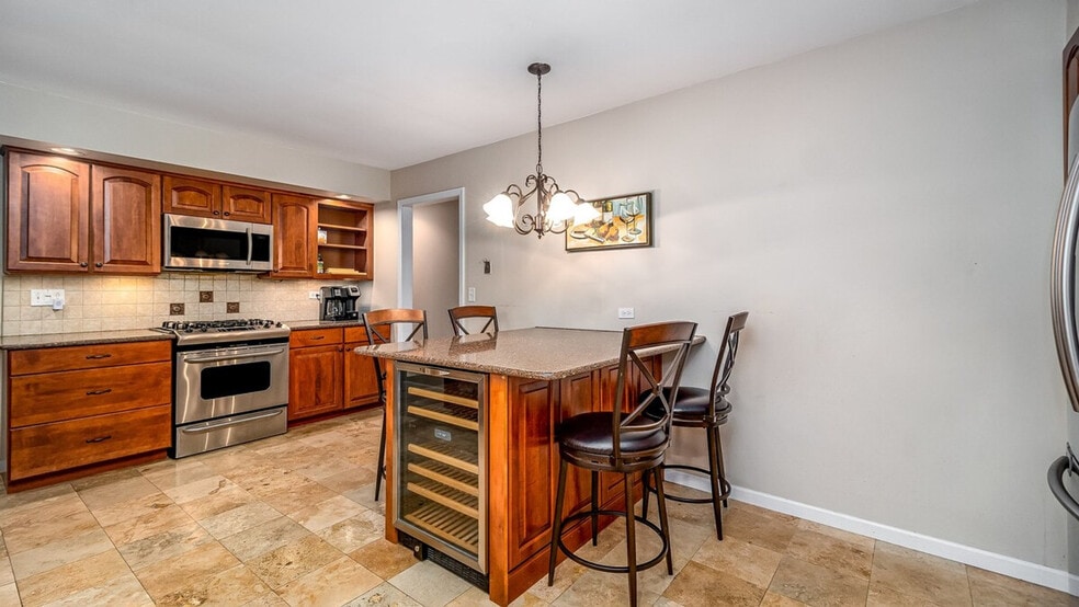 Building Photo - 886 Arthur Dr