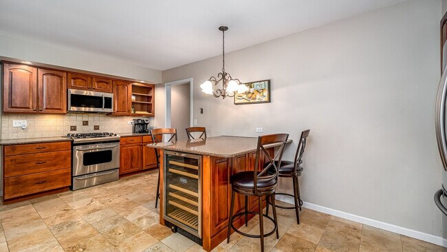 Building Photo - 886 Arthur Dr