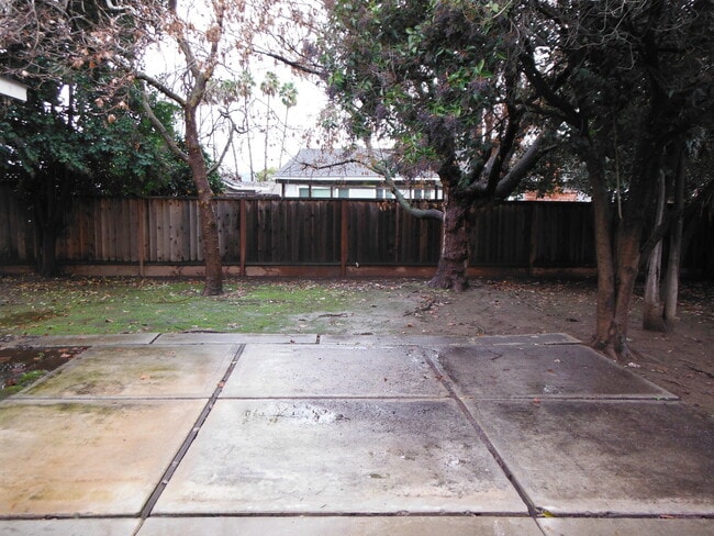 Building Photo - Spacious 3 Bedroom House Available Now