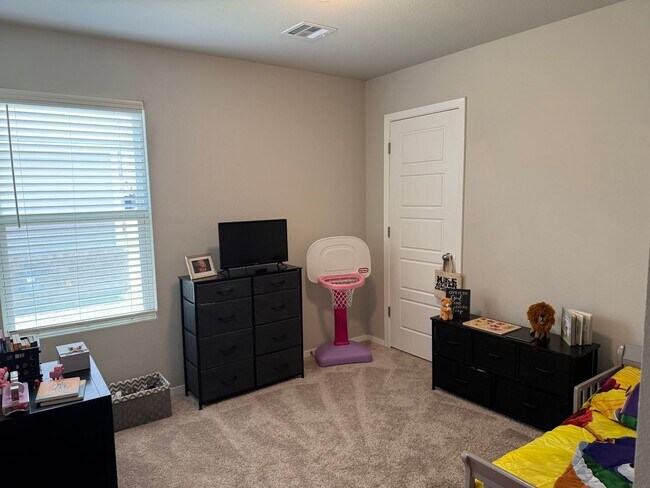 Building Photo - Charming 4 bedroom, 2 bath house located B...