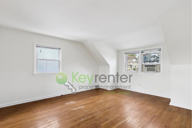 Building Photo - Spacious 1-Bedroom Apartment with Bonus Li...