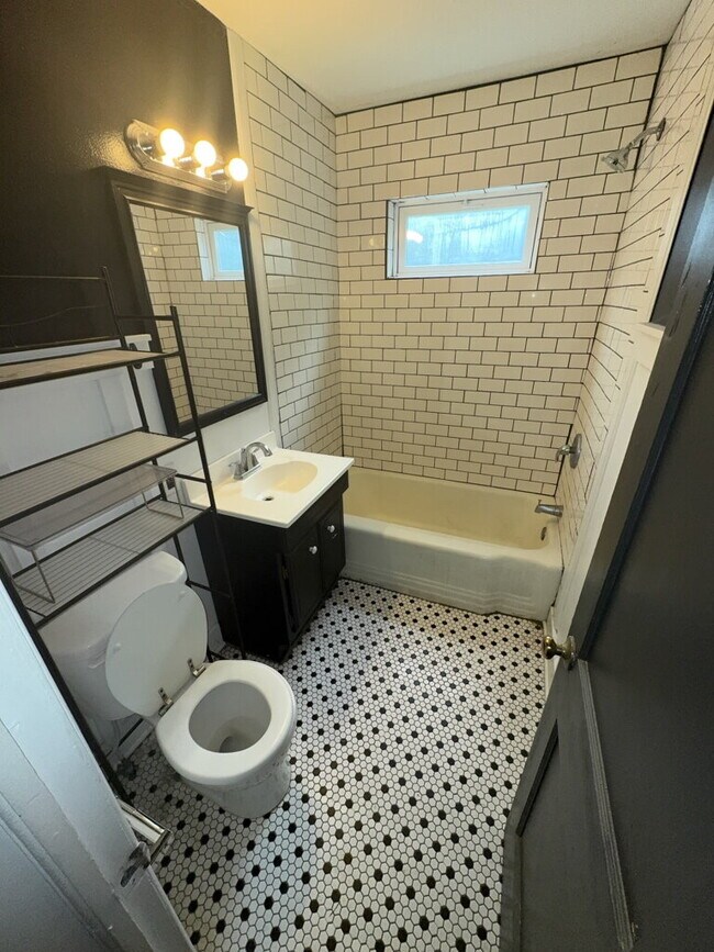 Building Photo - 608 N Parkwood Ln