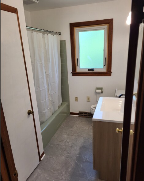 Building Photo - 33 Riverview Dr