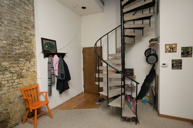 Building Photo - Charming Old City Apartments